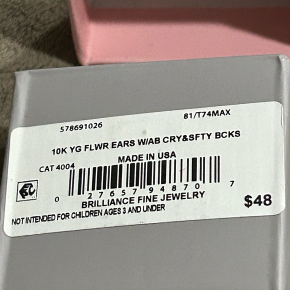 New- 10KT Gold Flower Earrings - Picture 3 of 3